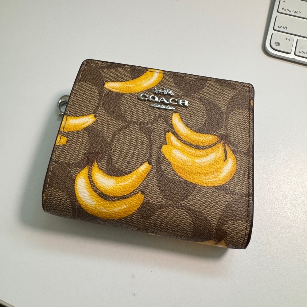 coach Snap Wallet In Signature Canvas With Banana Print cr942